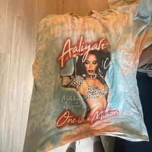 Aaliyah graphic tee